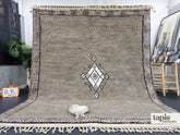 Mizan - Tapis berbère sur mesure taupe et blanc - Tapis Beni Ourain à bordure