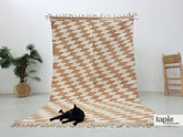Ourika - Tapis berbère sur mesure marron clair et blanc géométrique - Tapis Zanafi Kilim
