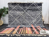 Anisah - tapis berbère sur mesure noir et pêche abstrait - tapis beni ouarain fait main