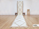 Aroun – Tapis berbère sur mesure couloir blanc écru et beige - Tapis Beni Ouarain géométrique
