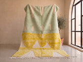Aylin - Tapis berbère sur mesure jaune safran et vert sauge - Tapis Beni Ourain abstrait