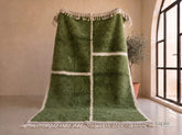 Azegar- Tapis berbère sur mesure vert olive et ivoire - Tapis Beni Ourain géométrique