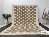 Azmya - Tapis berbère sur mesure blanc et marron damier - Tapis Beni Ouarain fait main