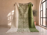 Azrug - Tapis berbère sur mesure vert olive et ivoire - Tapis Beni Ourain rayé