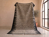 Fakheta - Tapis kilim sur mesure noir charbon et ivoire - Tapis berbère rayé