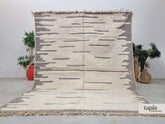 Filla - Tapis berbère sur mesure gris chaud et blanc - Tapis Beni Ourain abstrait tufté