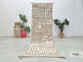 Firas – Tapis berbère sur mesure gris chaud et blanc - Tapis Beni Ouarain abstrait couloir