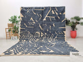Ghamama - Tapis berbère sur mesure bleu ardoise et ivoire - Tapis Beni Ouarain abstrait
