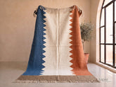 Ikti - tapis-kilim-sur-mesure-bleu-terracotta-ivoire-tapis-berbere-zigzag