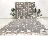 Imal – Tapis berbère 274x579 gris naturel - Tapis Beni Ouarain abstrait