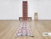 Melya – Tapis berbère sur mesure couloir orange saumon et rose - Tapis Beni Ouarain géométrique