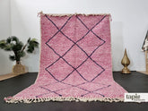 Nisrineh – tapis berbère sur mesure bleu marine et rose géométrique – tapis Beni Ouarain