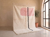 Noora -Tapis berbère sur mesure rose poudré, ivoire et noir - Tapis Beni Ourain abstrait