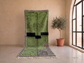 Qameh - Tapis couloir berbère sur mesure vert olive - Tapis Beni Ourain graphique