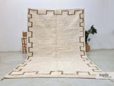 Rama- Tapis berbère sur mesure blanc et taupe - Tapis Beni Ouarain bordure abstraite