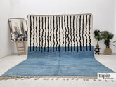 Safwan - Tapis berbère sur mesure bleu ardoise et blanc rayé - Tapis Beni Ouarain fait main
