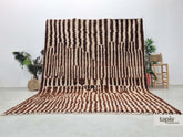 Shawia - tapis-berbere-sur-mesure-marron-blanc-tapis-beni-ouarain-raye-abstrait