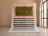 Tajdiguet - Tapis berbère sur mesure vert olive et rose - Tapis Beni Ourain rayé