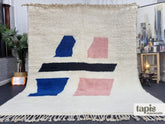 Afsaneh - Tapis berbère sur mesure blanc et rose - Tapis Beni Ouarain abstrait