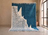 Tifawt - Tapis berbère sur mesure bleu pétrole et ivoire - Tapis Beni Ourain abstrait