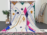 Tirza – tapis berbère beni ouarain blanc et fuchsia abstrait sur mesure
