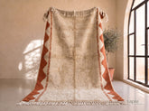 Zwaqa - Tapis berbère sur mesure sable et terracotta - Beni Ourain bordure zigzag