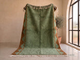 Zwaqa - Tapis berbère sur mesure vert forêt et marron cognac - Beni Ourain zigzag