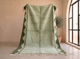 Zwaqa - Tapis berbère sur mesure vert sauge et vert forêt - Beni Ourain zigzag