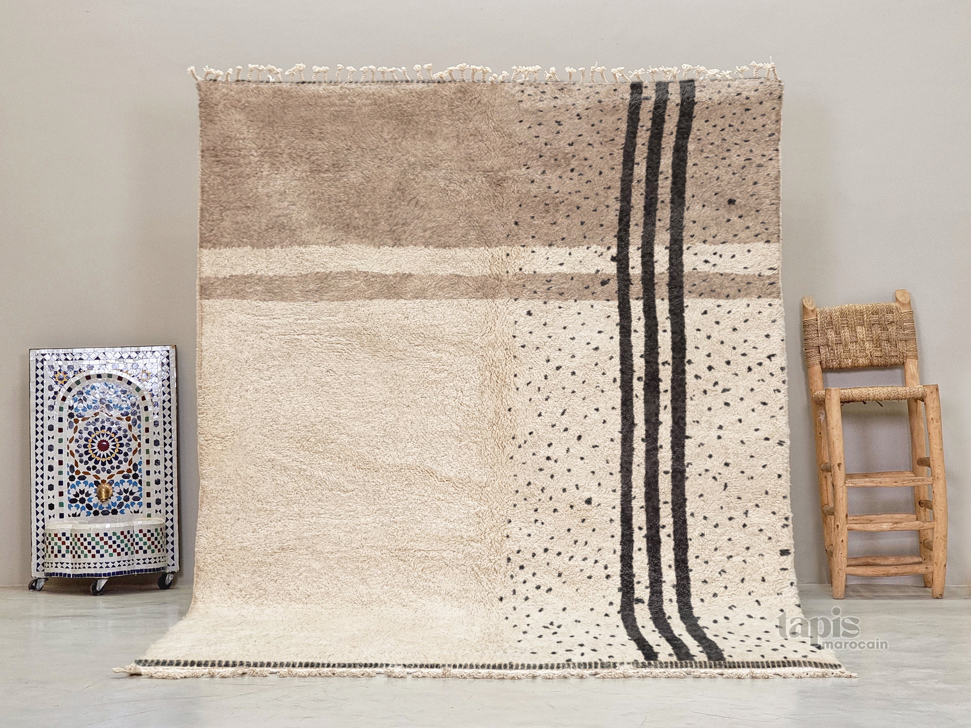 ameni-tapis-berbere-beni-ourain-brun-et-blanc-tapis-a-rayures-et-pois-sur-mesure