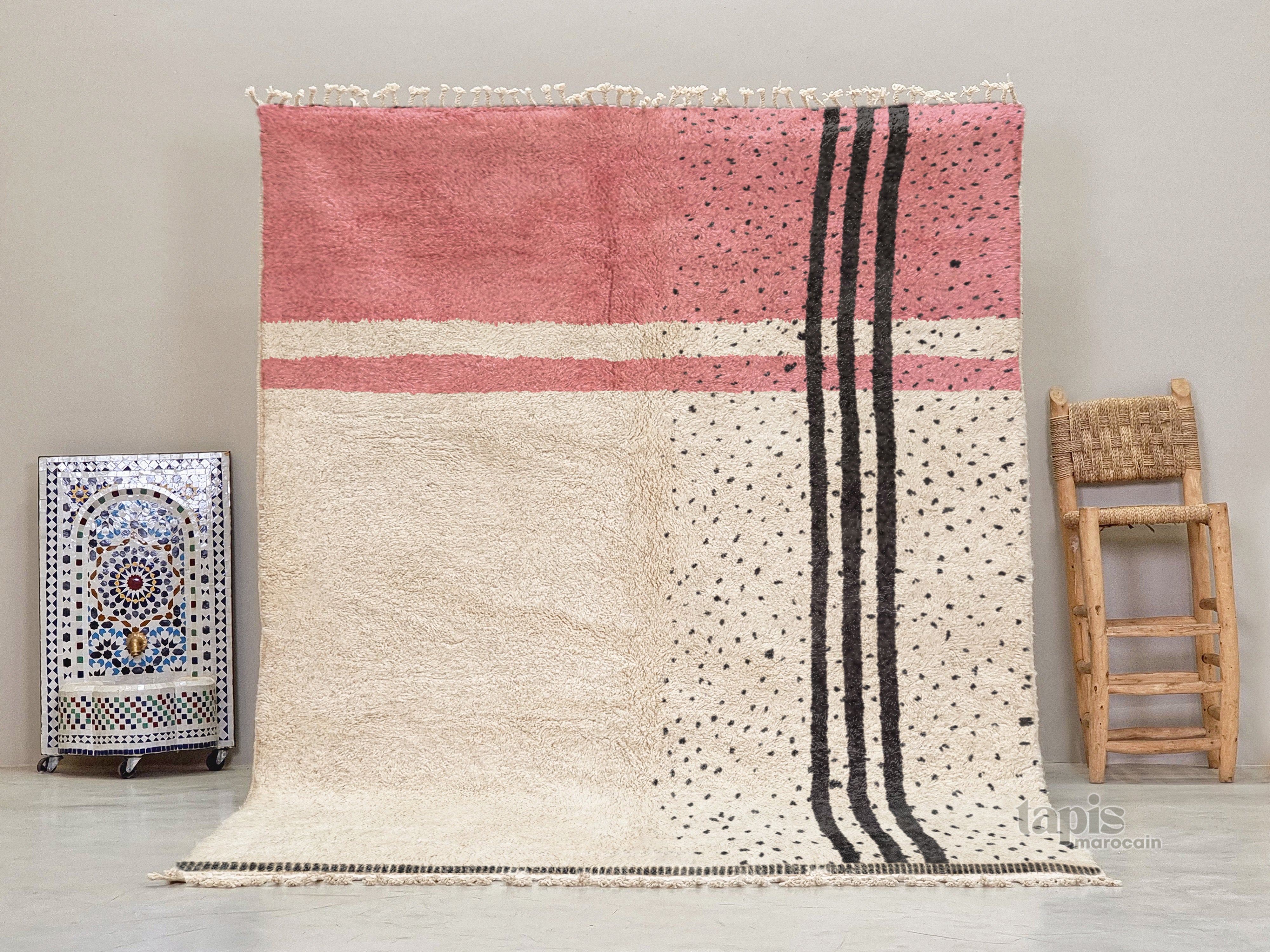 ameni-tapis-berbere-beni-ourain-rose-et-blanc-tapis-a-rayures-et-pois-sur-mesure