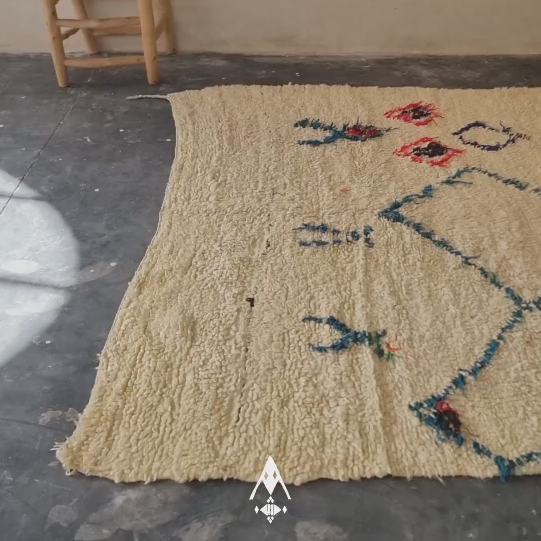 Aksil - Tapis berbère 177x222 blanc cassé et bleu - Tapis Azilal géométrique vintage