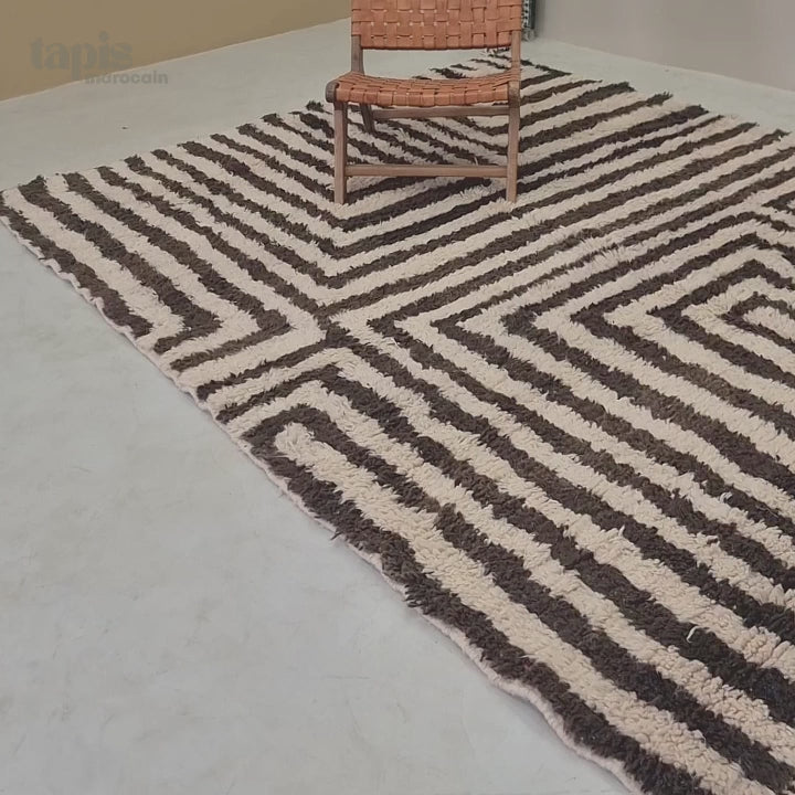 Asmae - Tapis Beni Ouarain marron et crème - Tapis berbère rayé en laine sur mesure