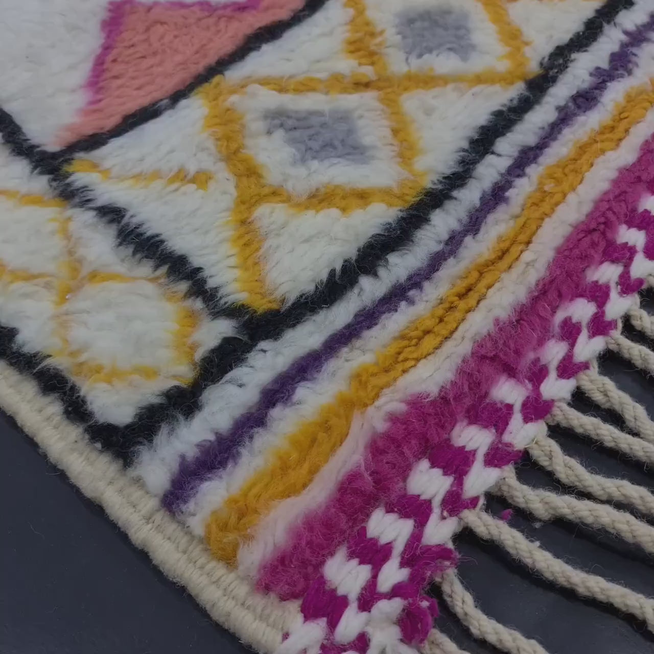 Mayra - Tapis berbère 195x310 blanc et rose - Tapis Azilal à symboles amazighs