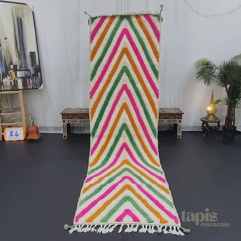 Alia - tapis berbère sur mesure vert et fuchsia rayé - tapis beni ouarain relief