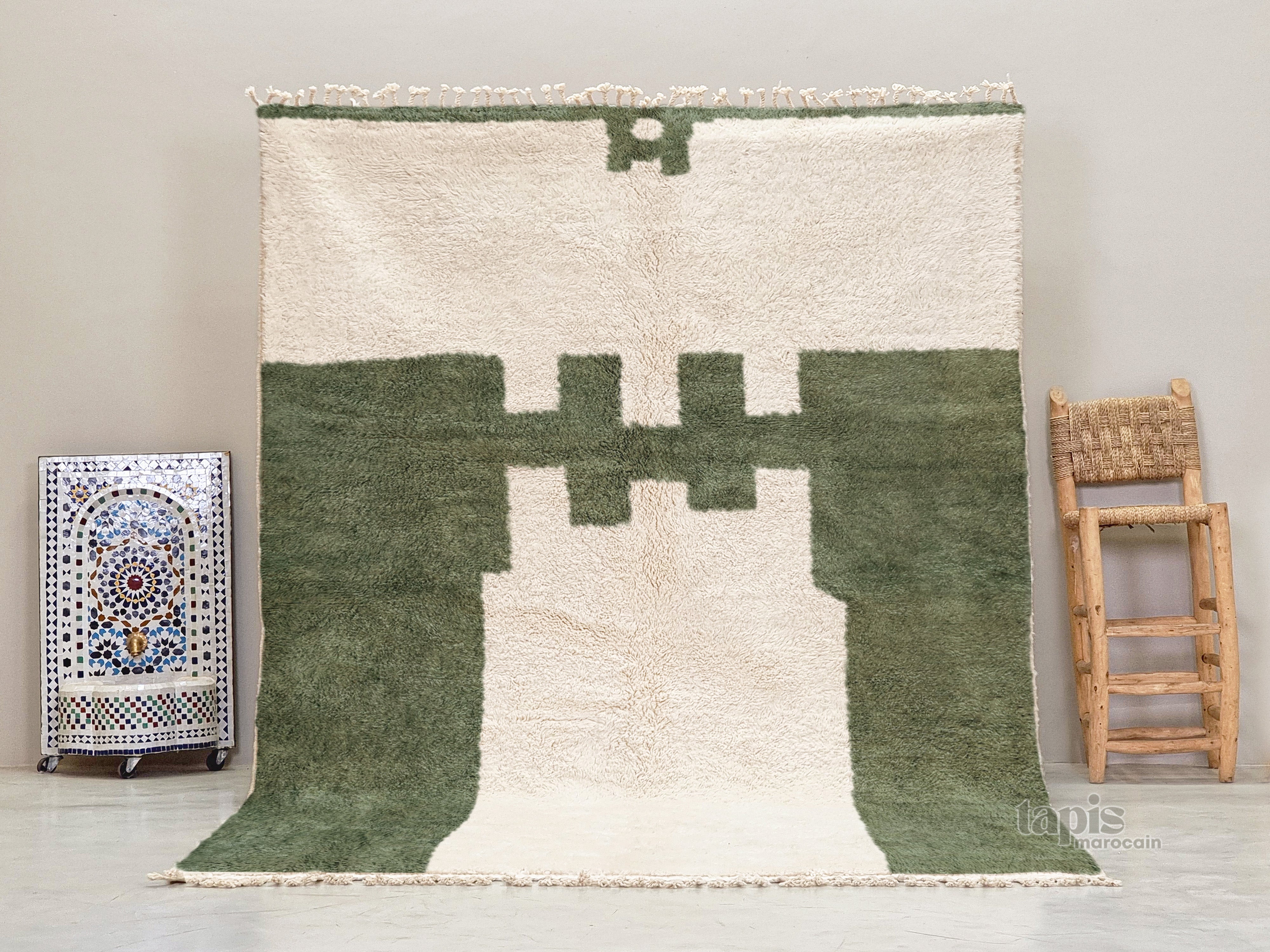 ranya-tapis-beni-ouarain-blanc-et-vert-tapis-berbere-abstrait-sur-mesure