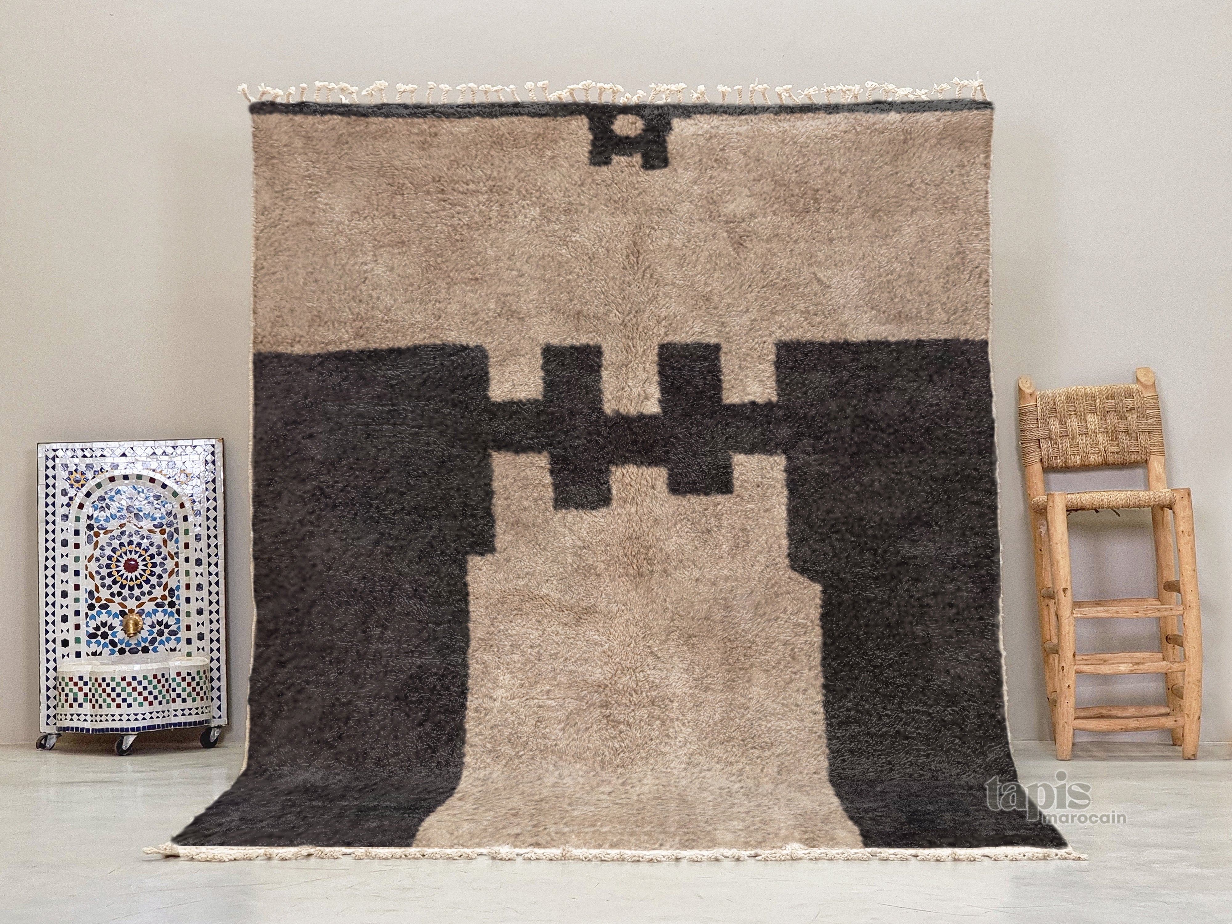 ranya-tapis-berbere-beni-ouarain-beige-et-noir-tapis-abstrait-sur-mesure