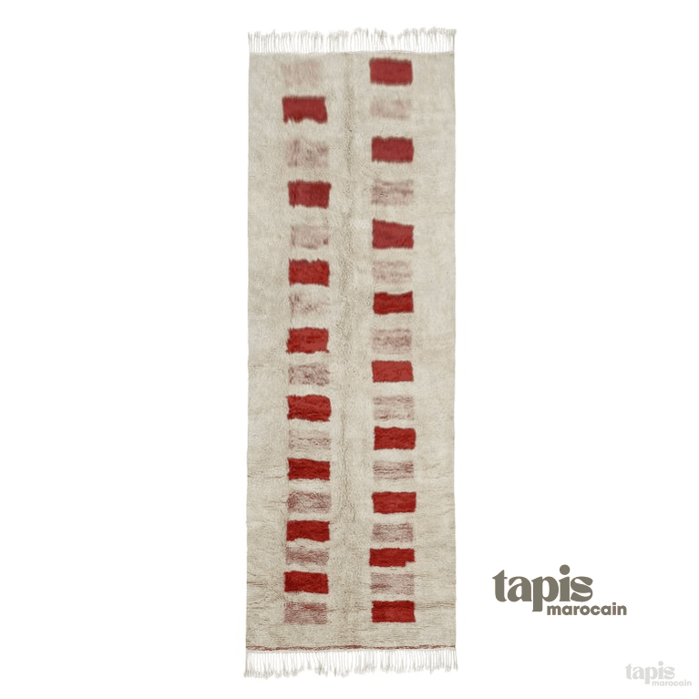 tapis-berbere-couloir-blanc-et-rouge-carreaux-tapis-mrirt-hala-sur-mesure